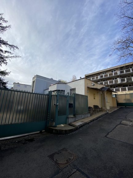 Boczne wejście do ambasady Rosji w Bratysławie, Słowacja