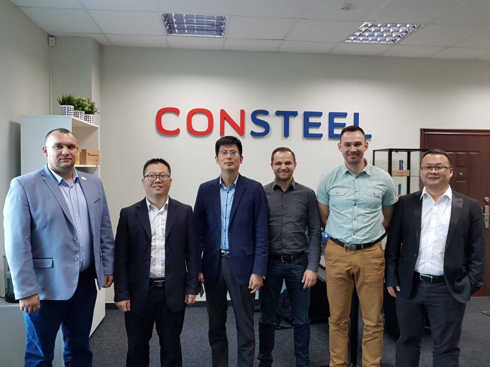 Pierwszy od lewej – Anton Osipenko, czwarty od lewej – Sebastian Borkowski w biurze Consteel, 2019 r. / Źródło: strona Consteel Electronics na Facebooku.