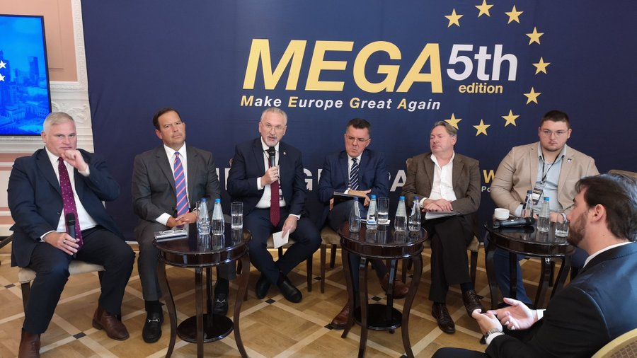 BB_Беллотто Брайан Браун (первый слева) на 5-й конференции MEGA в отеле Bellotto | Варшава, 6 августа 2025 г. | Источник: пресс-материалы MEGA2025.eu