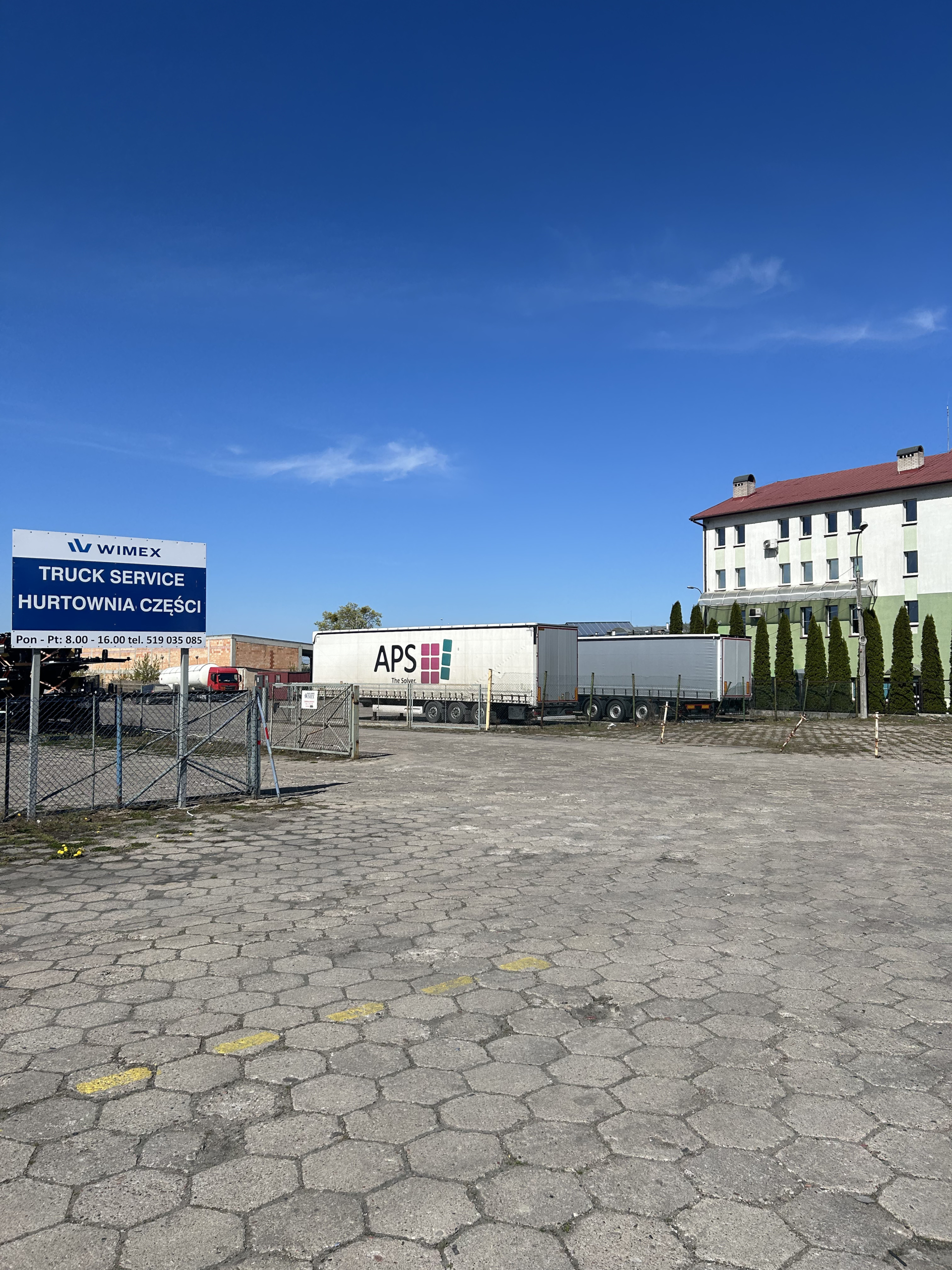 Logo grupy APS-Solver na naczepach AZONIK w Warszawie firmy w Białymstoku | zdj.: materiały własne