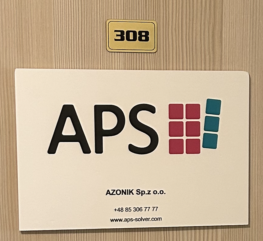 Logo grupy APS-Solver na drzwiach biura AZONIK w Białymstoku | zdj. materiały własne