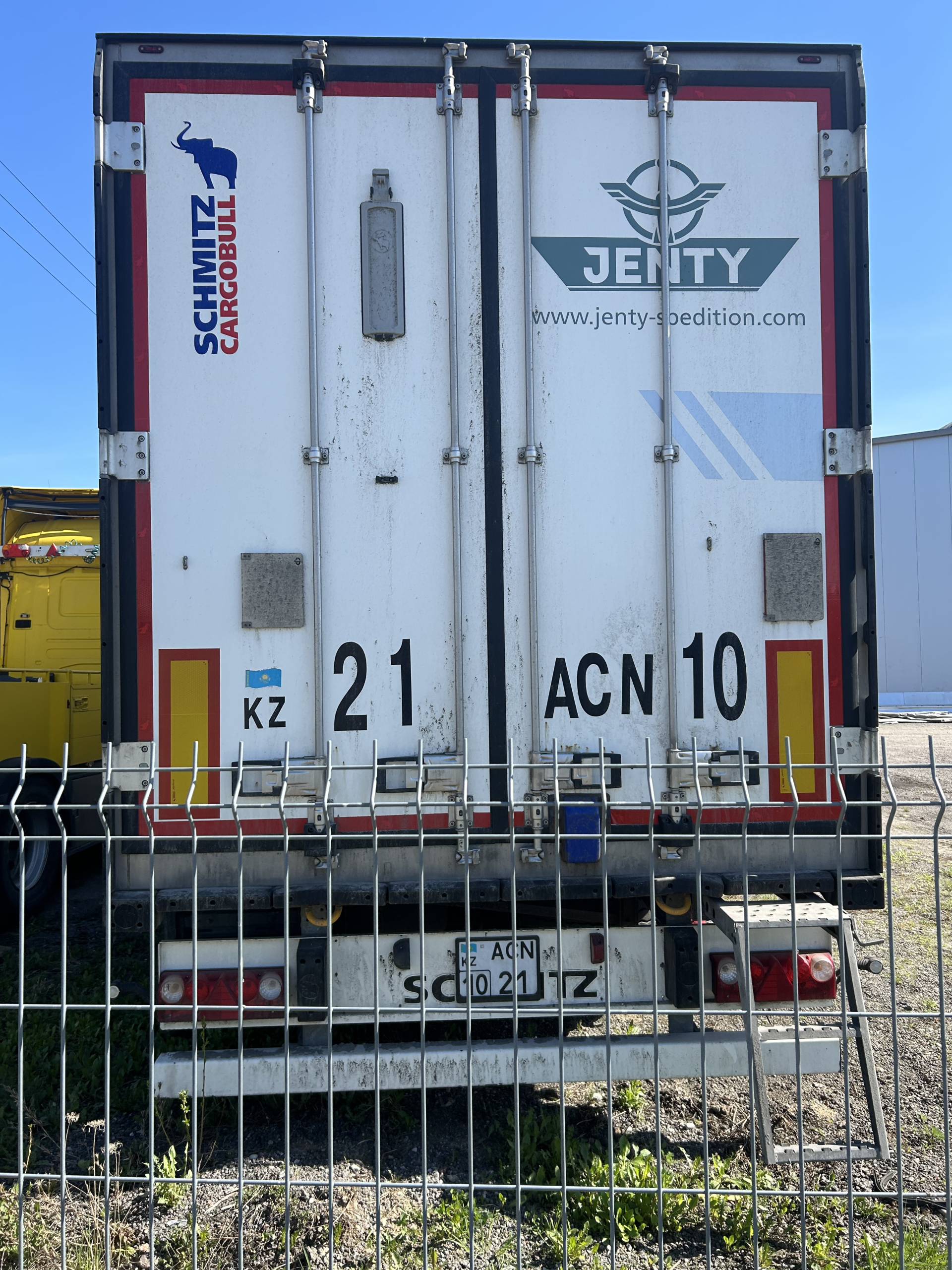 Przyczepa JENTY na kazachskiej rejestracji w bazie transportowej AZONIK w Kurianach | zdj.: materiały własne
